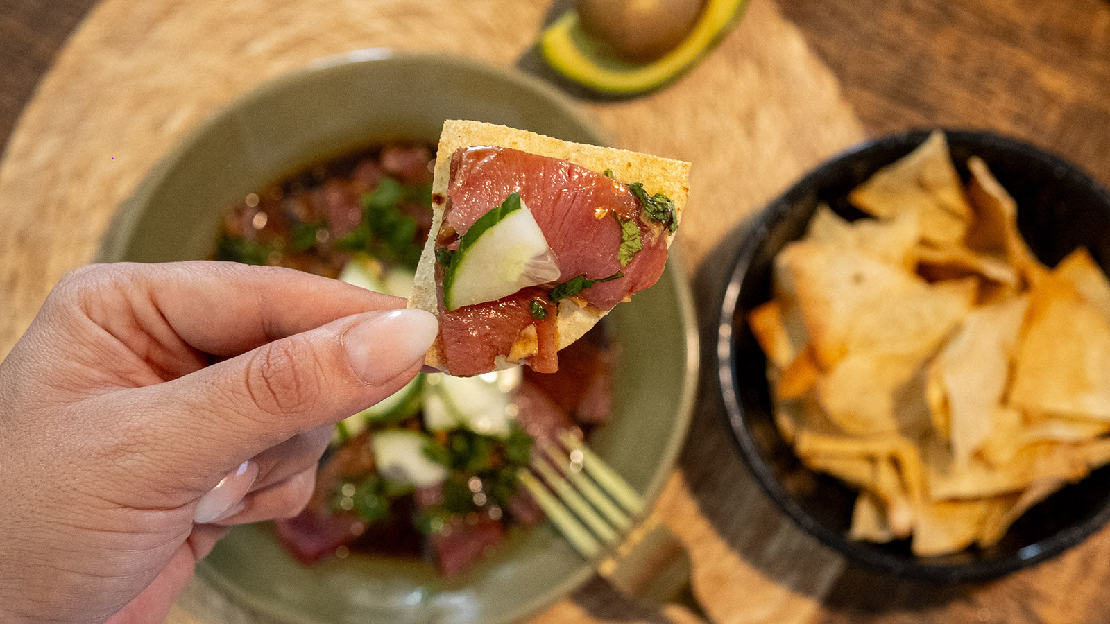 Tiradito de atún fresco saludable para Cuaresma acompañado con totopos de coliflor Yita